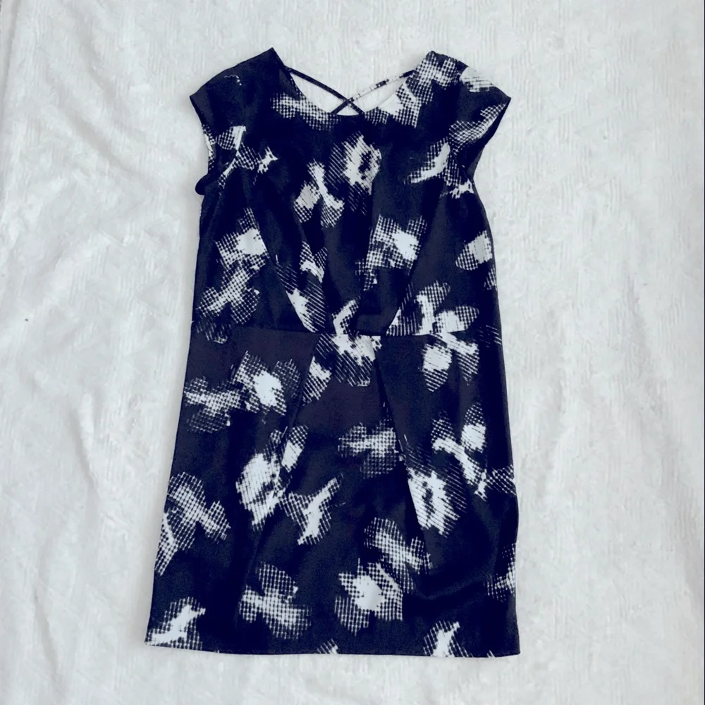 Beautiful Abstract Dress. - Picture 1 of 6